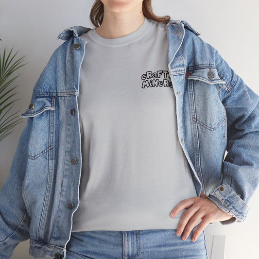 Crafty Miners Camiseta de algodón pesado unisex con logotipo de texto pequeño en la espalda